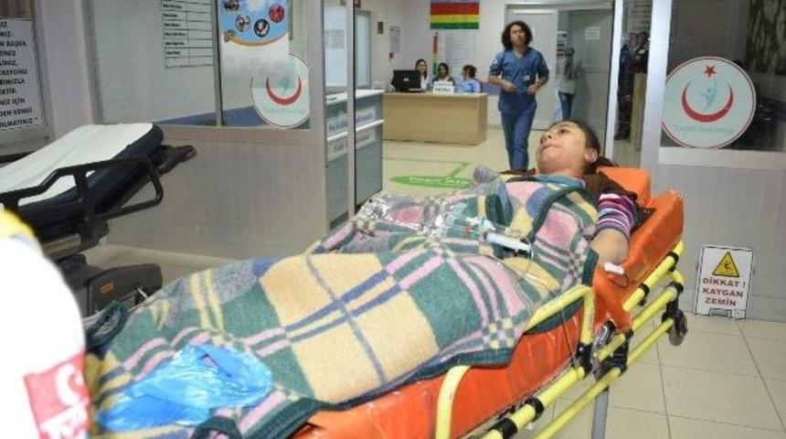 Yemekten Zehirlenen 58 &Ouml;ğrenci Hastaneye Kaldırıldı