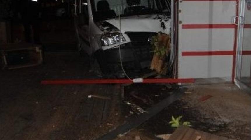 Antalya&rsquo;da Kontrolden &Ccedil;ıkan Kamyonet Bir İşyerine Girdi