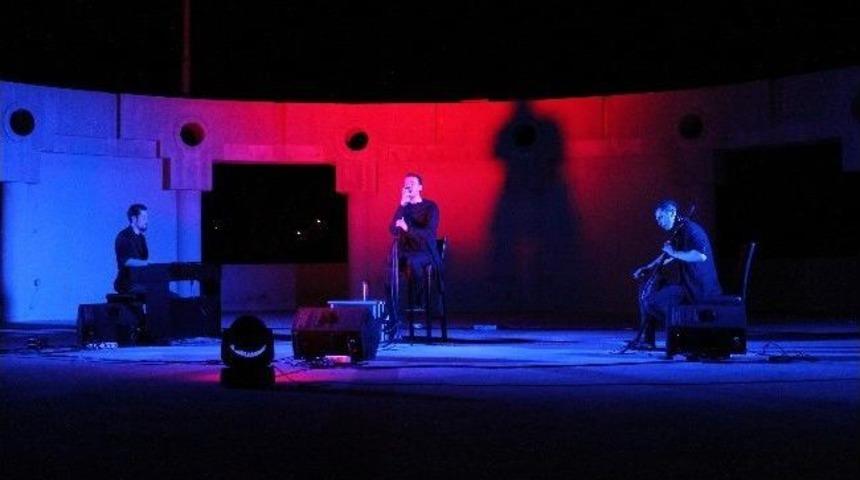 Mersin &Uuml;niversitesi'nde Sevenleri İle Buluşan &Uuml;nl&uuml; Sanat&ccedil;ı Cem Adrian, Hayranlarına Unutulmaz Bir Gece Yaşattı