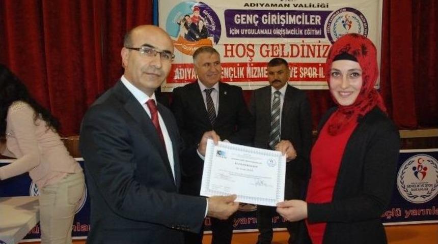 Gen&ccedil; Girişimciler Sertifikalarını Aldı.