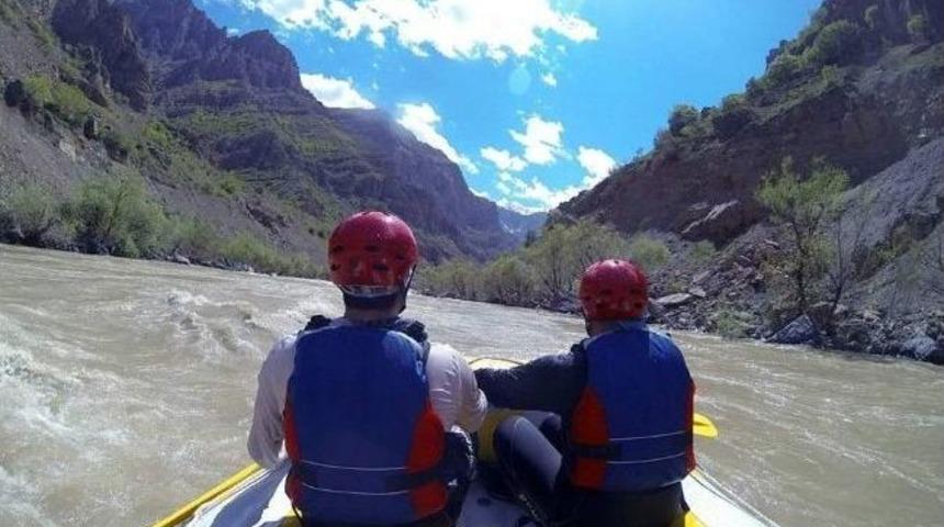 Zap Suyu&rsquo;nda Raftıng Heyecanı Başlıyor