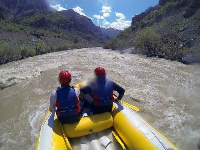 Zap Suyu’nda Raftıng Heyecanı Başlıyor