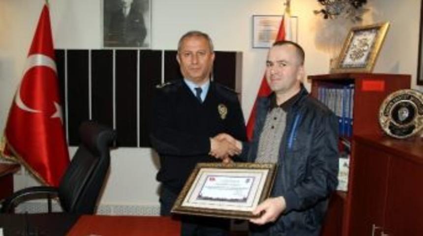 Suşehri Emniyetine Destek Veren İş Adamına Teşekk&uuml;r Belgesi Verildi