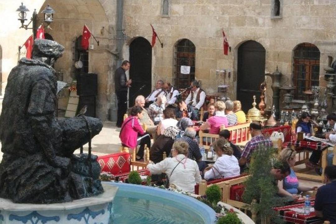 T&uuml;rk&uuml;, Tarih Ve Huzur Bir Arada Toplandı