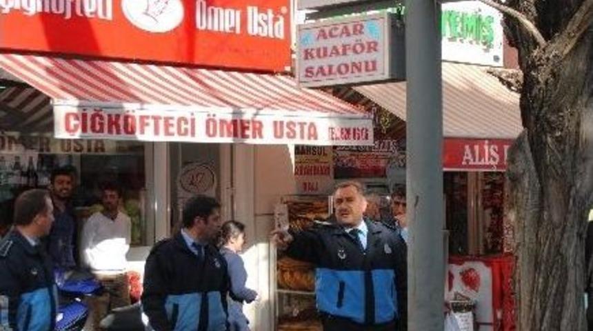 Tatvan Belediyesi &Ccedil;arşı Merkezinde G&ouml;r&uuml;nt&uuml; Kirliliği Veren Tabelalar Kaldırıyor