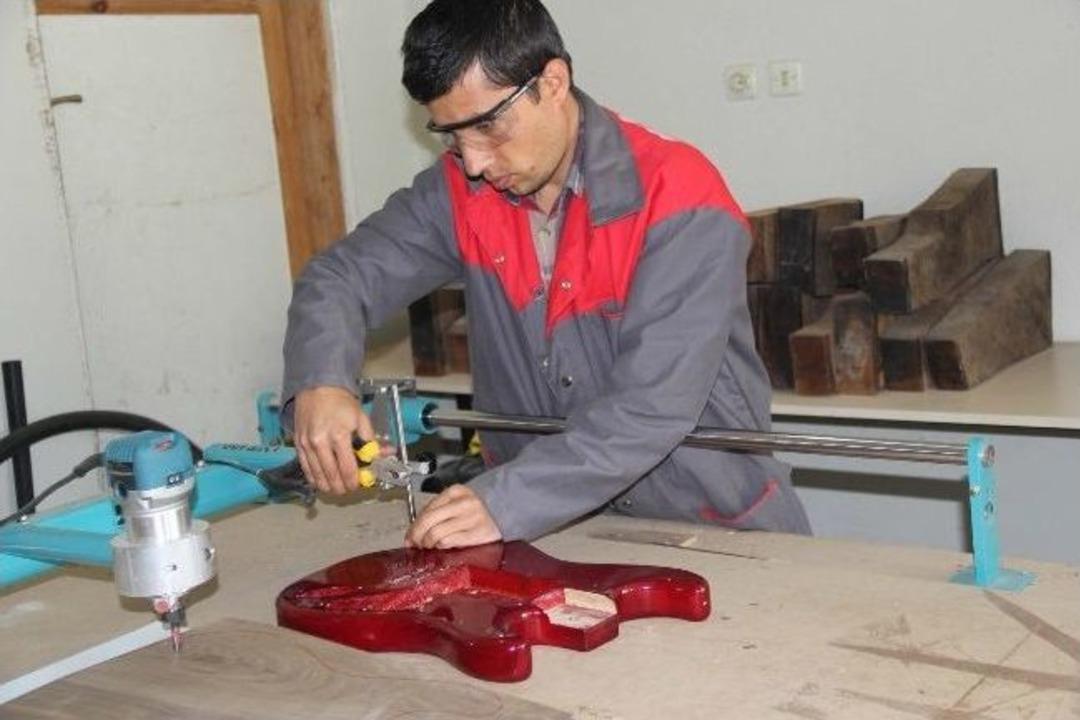 (&ouml;zel Haber) Kendisine İnanmayanlara İnat Elektrogitar &Uuml;retip T&uuml;rkiye Birincisi Oldu