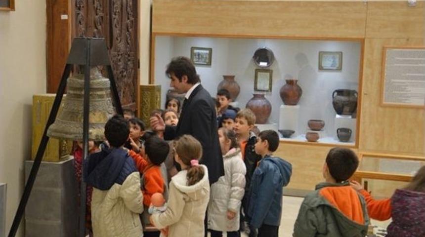 Kars&rsquo;ta Minik &Ouml;ğrenciler M&uuml;ze&rsquo;yi Gezdi