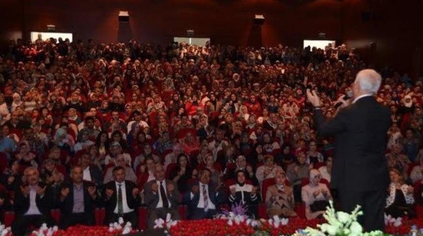 Nihat Hatipoğlu Sevgisi Salona Sığmadı