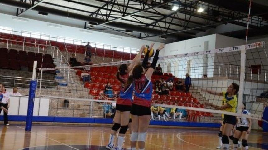 Gen&ccedil; Kızlar Voleybol Grup Eleme M&uuml;sabakaları Başladı