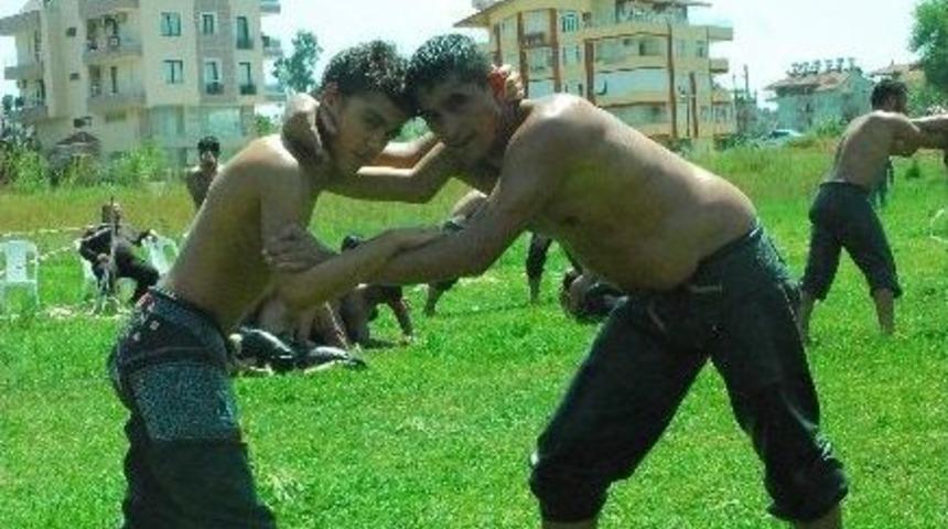 &Ccedil;ocukları İ&ccedil;in Kispetini Giydi