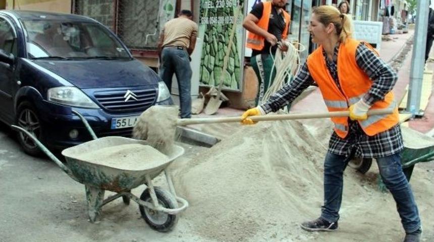 4 Çocuk Annesi Kadın, 'kaldırım Ustası' Oldu