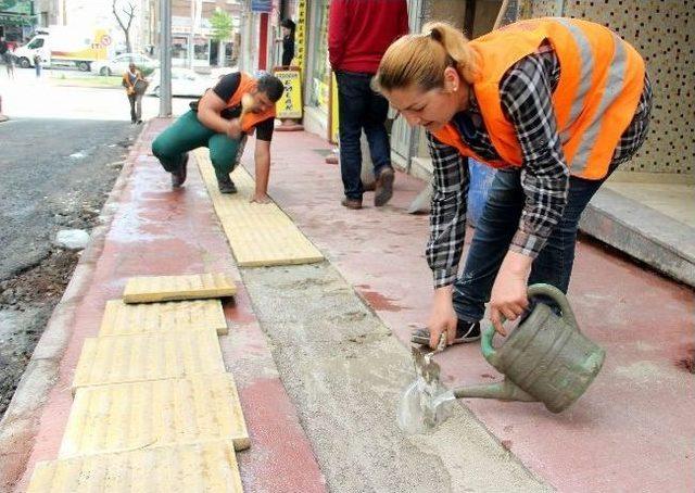 4 Çocuk Annesi Kadın, 'kaldırım Ustası' Oldu