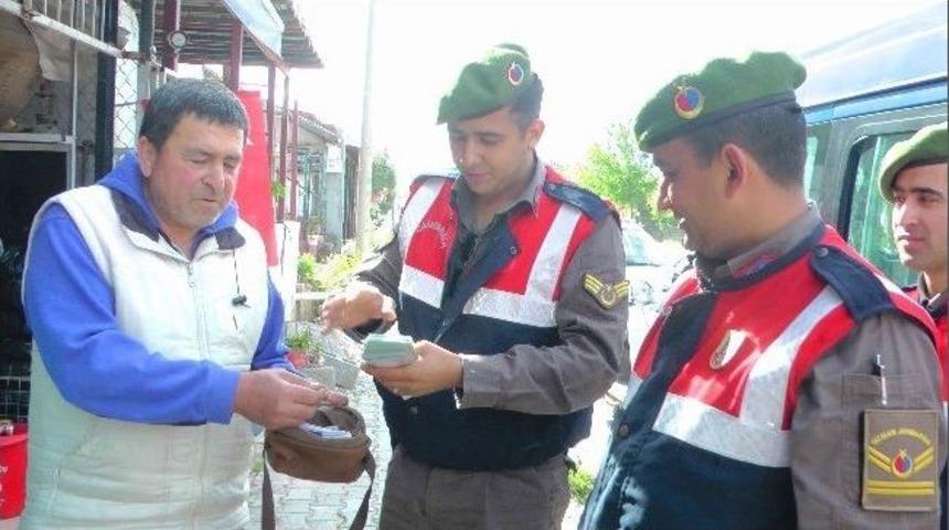İ&ccedil;inde 10 Bin Tl Bulunan &Ccedil;antanın Sahibini Bulup Teslim Etti