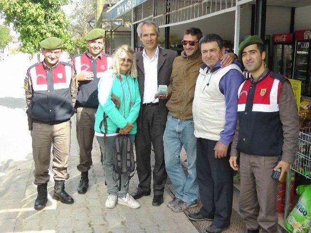 İçinde 10 Bin Tl Bulunan Çantanın Sahibini Bulup Teslim Etti