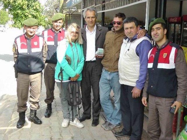 İçinde 10 Bin Tl Bulunan Çantanın Sahibini Bulup Teslim Etti