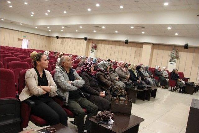 Tosya'da Kadın Hastalıkları Konferansı Düzenlendi