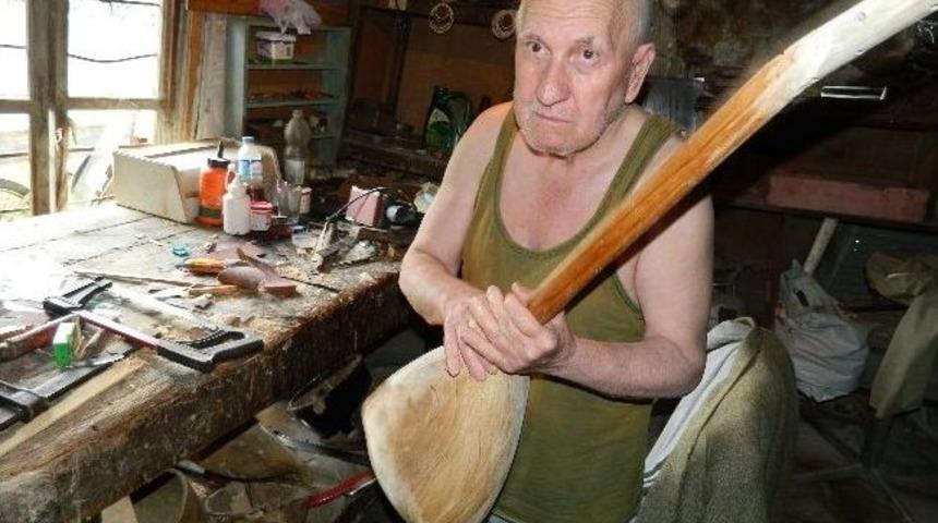 40 Yıldır El Tezgahında Bağlama Yapıyor