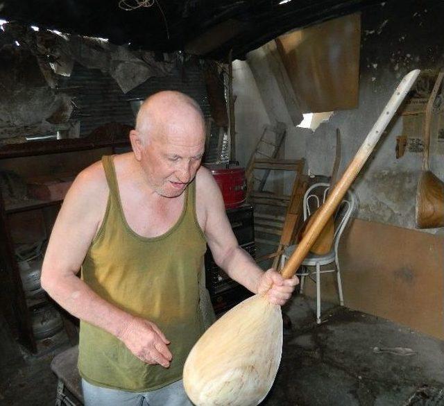 40 Yıldır El Tezgahında Bağlama Yapıyor