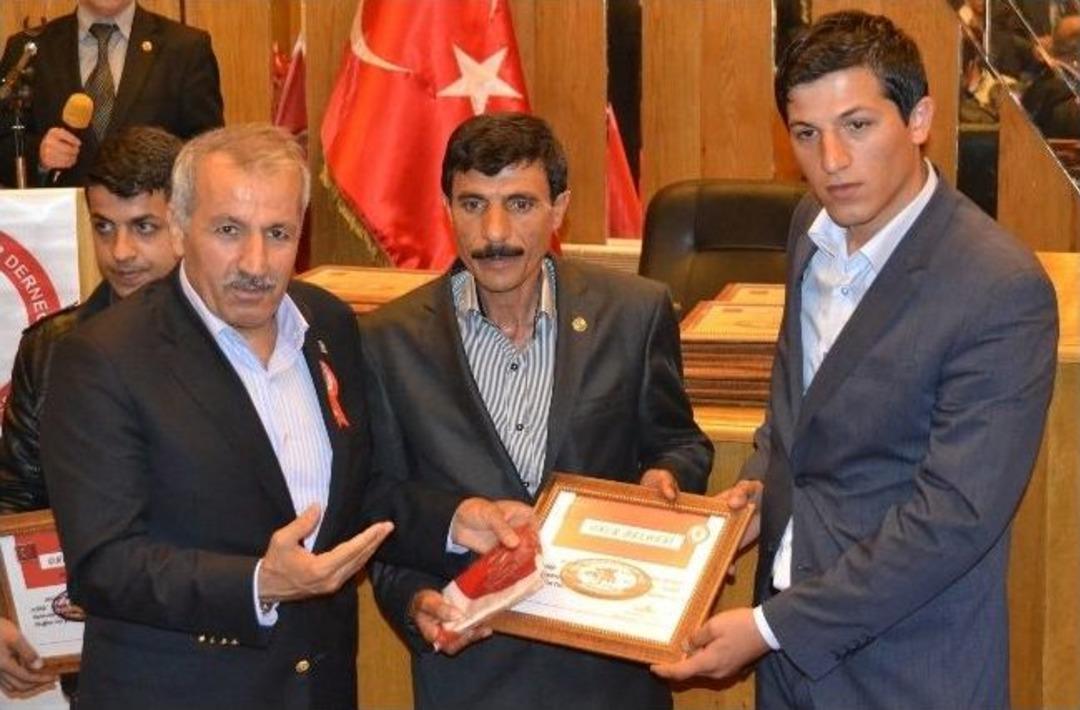 Eski Muhtarlara Teşekk&uuml;r Belgesi, Yeni Muhtarlara İse Rozetleri Verildi