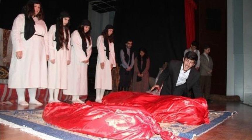 Gen&ccedil; Denizli Tiyatro Kul&uuml;b&uuml; Oyuncuları Ayakta Alkışlandı