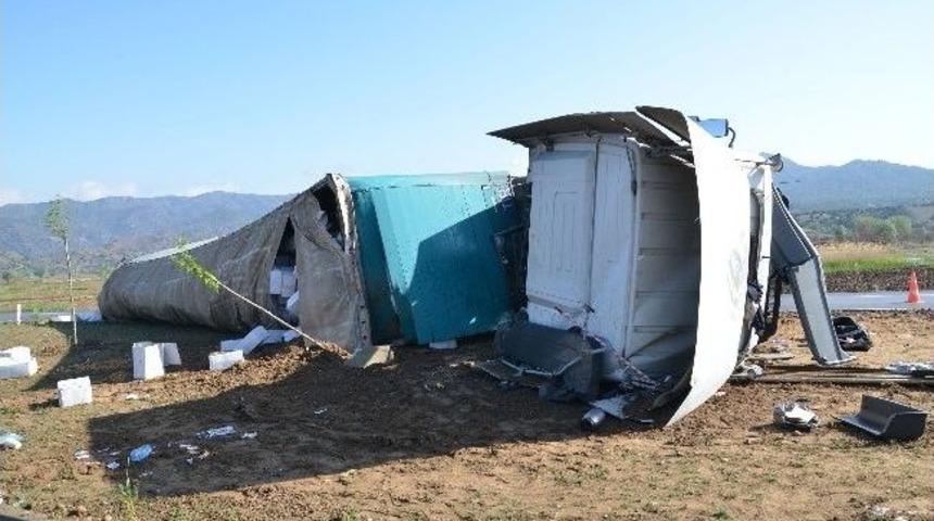 Kontrolden &Ccedil;ıkan Tır Devrildi: 1 &Ouml;l&uuml;