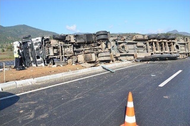 Kontrolden Çıkan Tır Devrildi: 1 Ölü