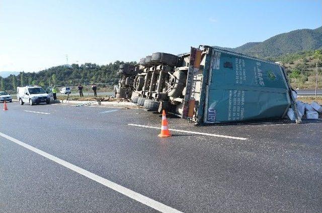 Kontrolden Çıkan Tır Devrildi: 1 Ölü