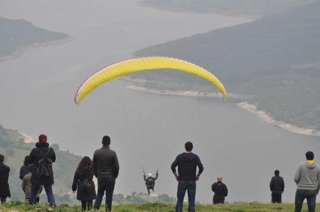 G&ouml;l Manzarasında Havalanan Paraş&uuml;t&ccedil;&uuml;ler Festivale Hazırlanıyor