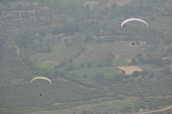 Göl Manzarasında Havalanan Paraşütçüler Festivale Hazırlanıyor G1