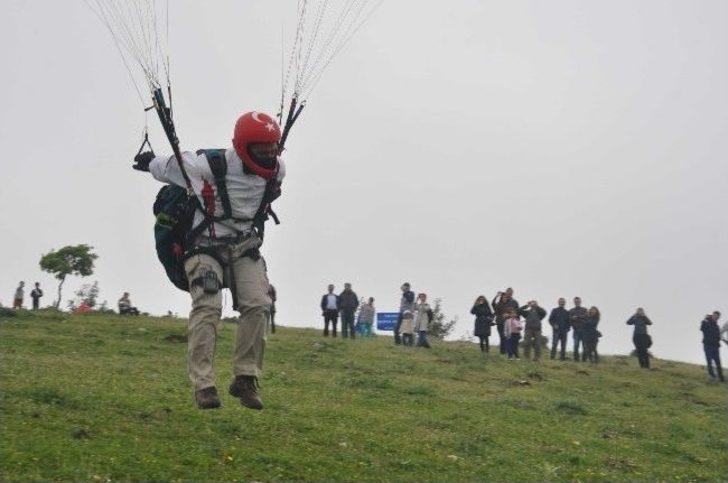 Göl Manzarasında Havalanan Paraşütçüler Festivale Hazırlanıyor G2