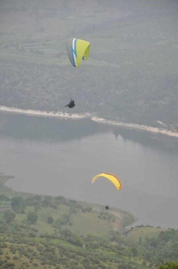 Göl Manzarasında Havalanan Paraşütçüler Festivale Hazırlanıyor G3