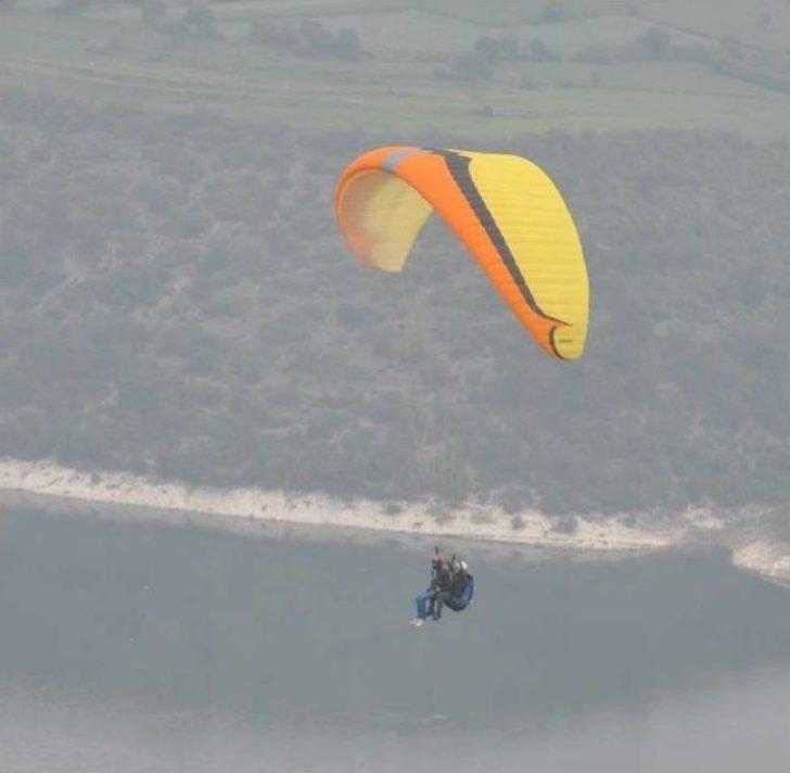 Göl Manzarasında Havalanan Paraşütçüler Festivale Hazırlanıyor G4