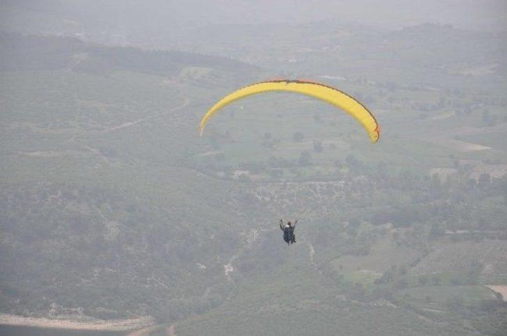 Göl Manzarasında Havalanan Paraşütçüler Festivale Hazırlanıyor G5