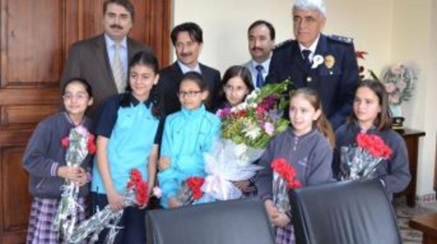 Kırkağa&ccedil;lı &Ouml;ğrencilerden İl&ccedil;e Emniyet M&uuml;d&uuml;r&uuml; Uysal&rsquo;a Ziyaret