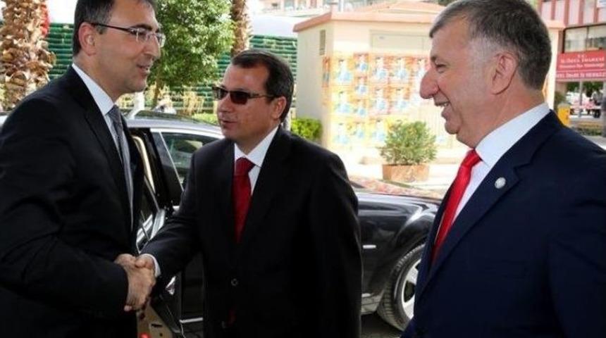 Vali Toprak&rsquo;tan Menemen M&uuml;jdesi