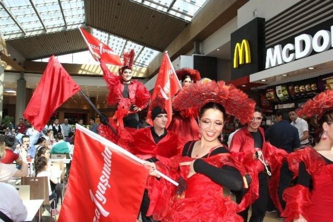 Kahramanmaraş Piazza'nın Yaş G&uuml;n&uuml; Kutlaması Sokağa Taştı
