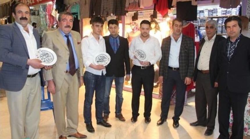 Van Spor Taraftarlar Derneği&rsquo;nden Vanlı Esnaflara Plaket