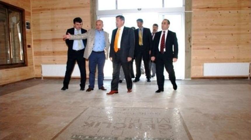 K&uuml;tahya Valisi Şerif Yılmaz, Yapımı Devam Eden Gediz Gen&ccedil;lik Merkezi İnşaatında İncelemelerde Bulundu