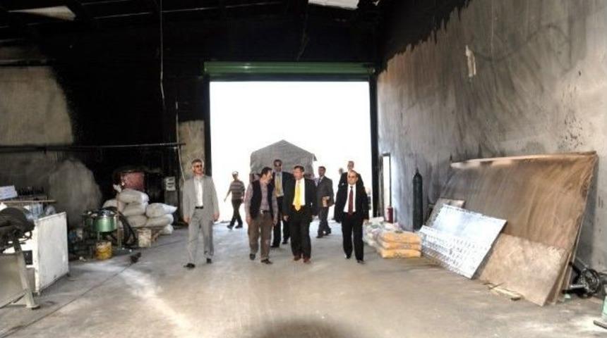 Gediz&rsquo;de İki Hafta &Ouml;nce Yangın Felaketi Ge&ccedil;iren Fabrikaya Vali Yılmaz&rsquo;dan Ge&ccedil;miş Olsun Ziyareti