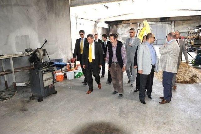 Gediz’de İki Hafta Önce Yangın Felaketi Geçiren Fabrikaya Vali Yılmaz’dan Geçmiş Olsun Ziyareti