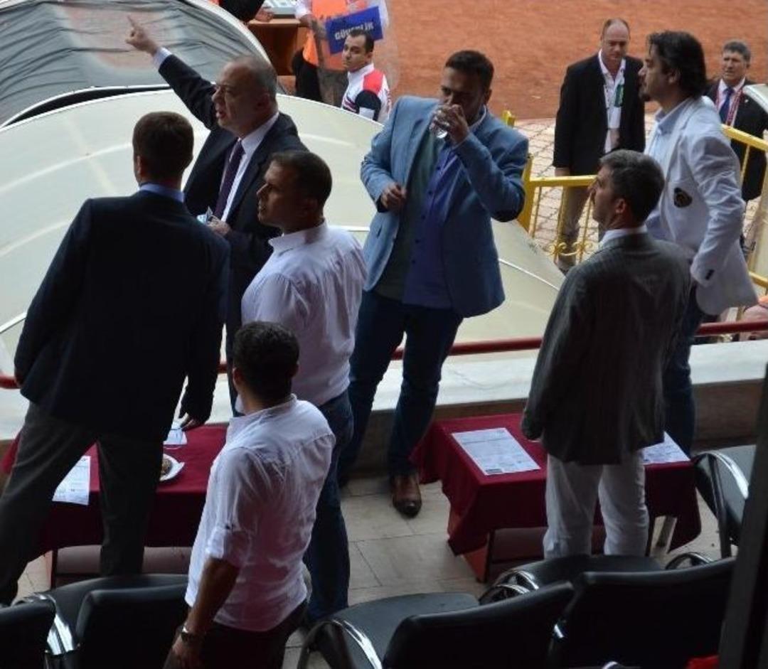 Manisa Belediyespor Ma&ccedil;ında Olaylar &Ccedil;ıktı