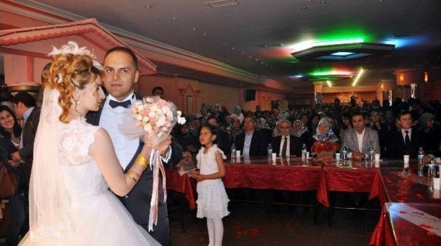 Bakan Yılmaz Yeni Evli &Ccedil;iftten D&ouml;rt &Ccedil;ocuk İstedi