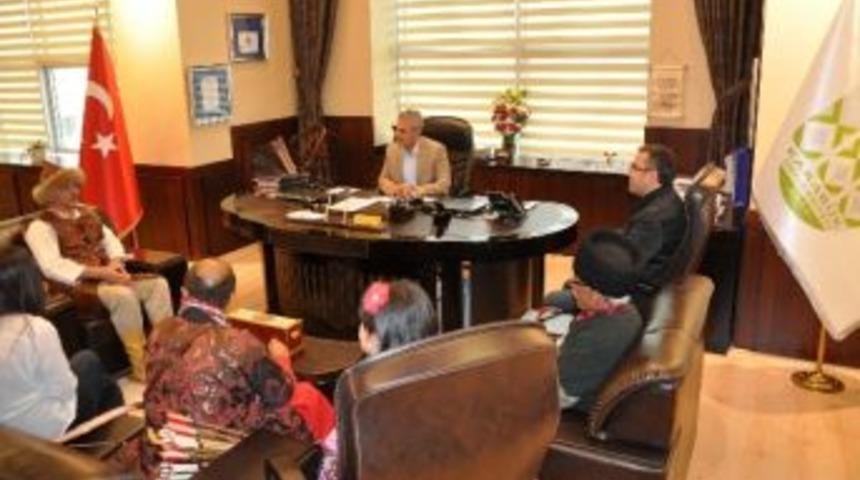 Geleneksel Ok&ccedil;uluk Kul&uuml;b&uuml; Derneğinden Rekt&ouml;r Uysal&rsquo;a Ziyaret