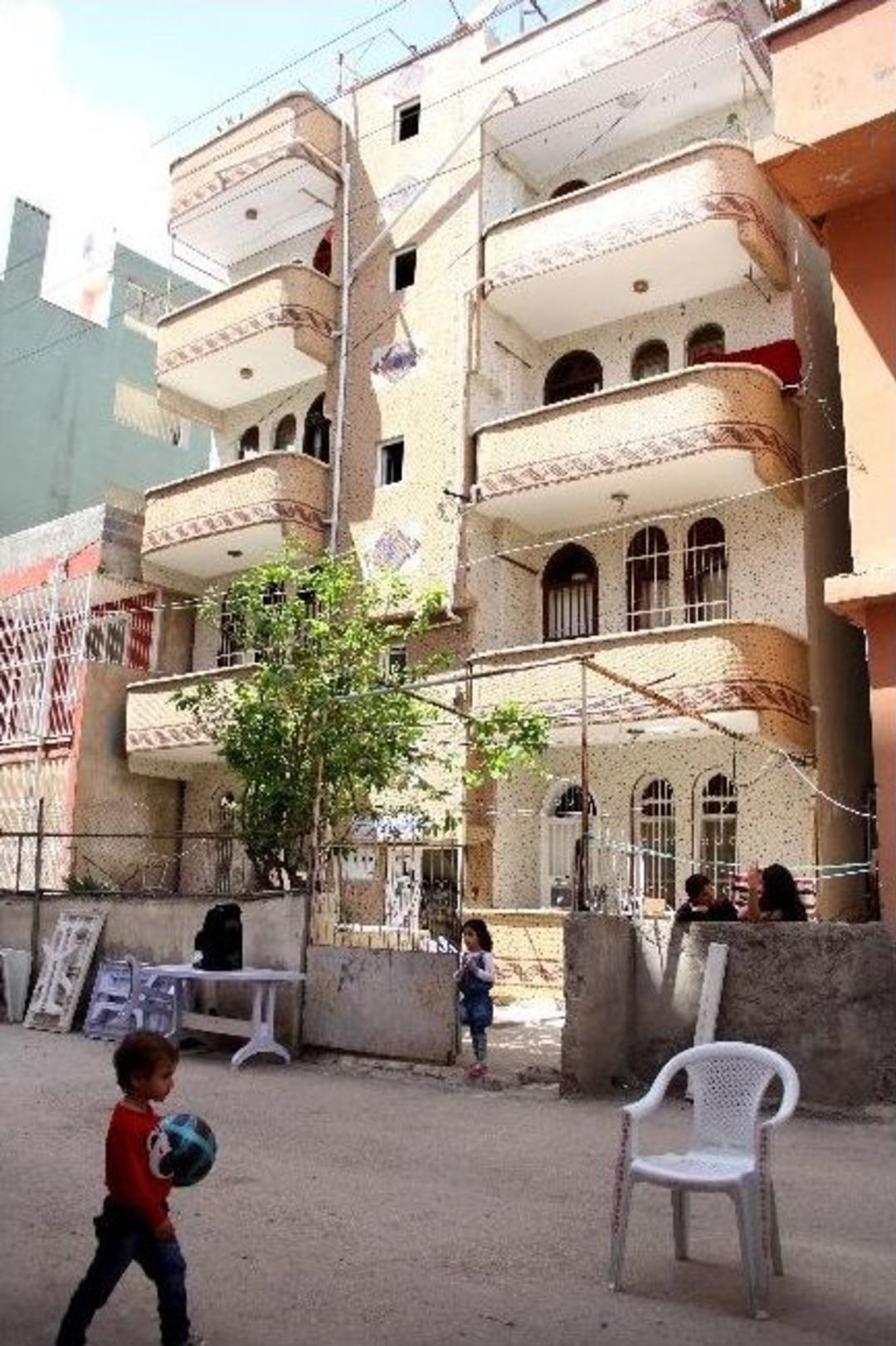 D&uuml;şen Oyuncağına Bakarken Damdan D&uuml;şt&uuml;