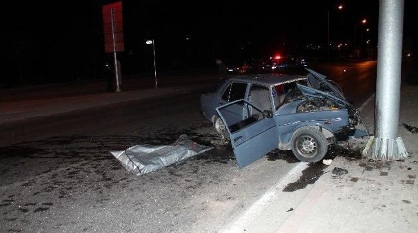 Direğe &Ccedil;arpan Otomobilin Kadın S&uuml;r&uuml;c&uuml;s&uuml; &Ouml;ld&uuml;