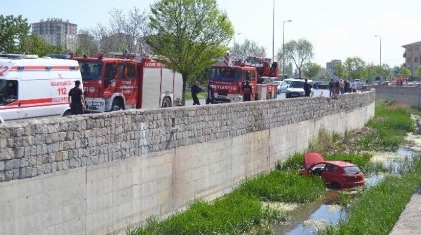 Otomobil Kanala U&ccedil;tu: 2 Yaralı