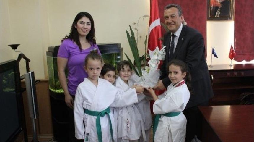 Dikili Belediye Başkanı Tosun Minik Karatecileri Ağırladı