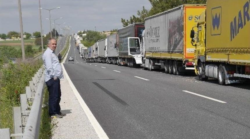 Kapıkule&rsquo;de 8 Kilometre Tır Kuyruğu Oluştu