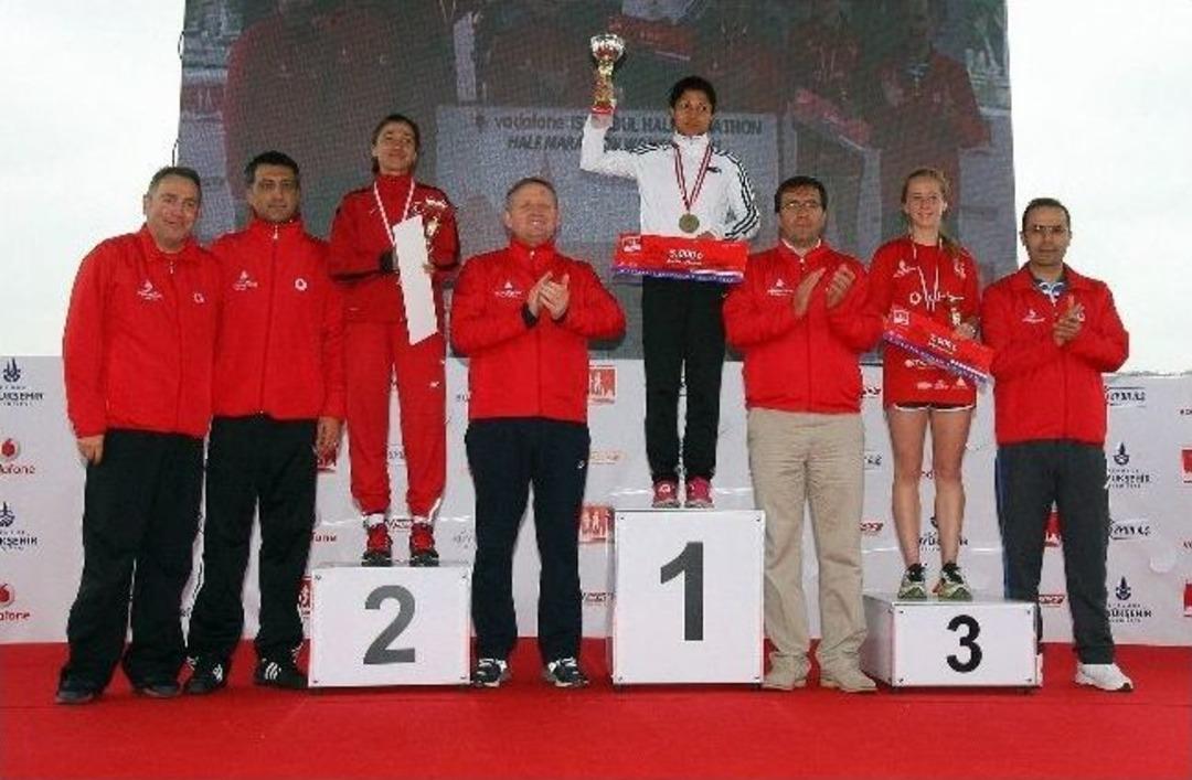 Vodafone İstanbul Yarı Maratonu'nda Dereceye Girenlere &Ouml;d&uuml;lleri Verildi
