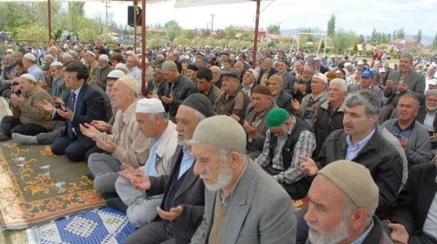 Bolvadin' De 3 Bin Kişi Yağmur Duasına &Ccedil;ıktı